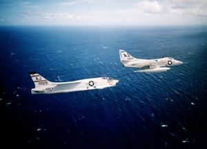 A4D-2 (A-4B)가 F8U-1P (RF-8A)에 급유하는 모습