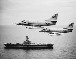 VA-146 A-4Cs가 1964년 8월 통킹만 상공을 비행하는 모습