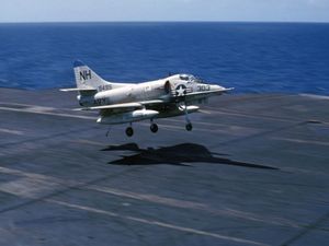 1966년 USS Kitty Hawk에 착륙하는 A-4C
