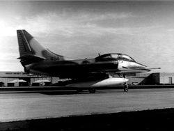 TA-4H (1969년 촬영)꼬리 배기구 하단에 드래그 슈트가 수납되어 있다.