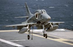 항공모함에 착륙하는 브라질 해군의 AF-1 팔캉(구 쿠웨이트 공군 A-4KU)