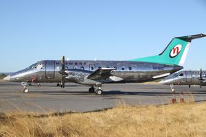 2012년, 광택 알루미늄 도색의 전 엠브라에르 EMB-120ER.