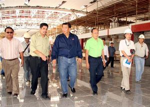 프랭클린 드리론 상원의원이 2006년 건설 현장을 시찰하고 있다.