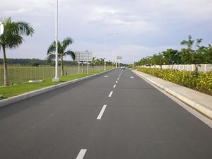 공항 단지로 이어지는 보조 진입 도로. 이 도로는 공항으로 이어지는 주요 진입 도로에서 분기된다.