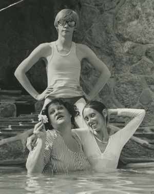 1975년 팻 애스트(왼쪽)와 데니스 크리스토퍼, 셸리 듀발