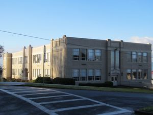 애스토리아 북동쪽에 위치한 존 제이콥 애스터 초등학교에서 학교 내부와 외부가 촬영되었다.