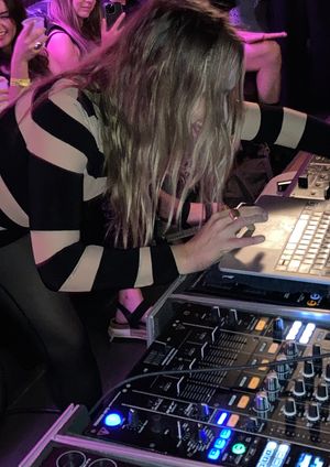 맨해튼에서 열린 동생 롤라의 2023 VIP 행사를 위한 커크의 DJ 세트.