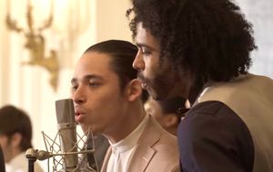 라모스(왼쪽)가 백악관에서 해밀턴 출연진과 함께 공연하고 있다.