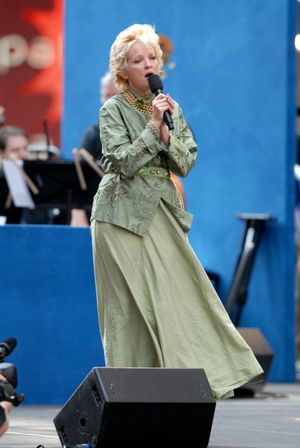 에버솔이 2006년 브로드웨이 쇼를 위한 무료 프로모션 콘서트인 브로드웨이 온 브로드웨이에서 공연하는 모습