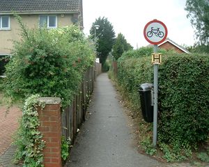 자전거 타기를 금지하는 영국 서퍽주 입스위치의 도시 오솔길