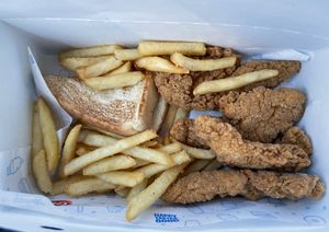 데어리 퀸의 치킨 스트립 바스켓: 치킨 스트립 4개, 감자튀김, 텍사스 토스트 포함