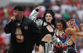 니키 잼이 2018년 월드컵 공식 주제가 "Live It Up"을 공연하고 있다.