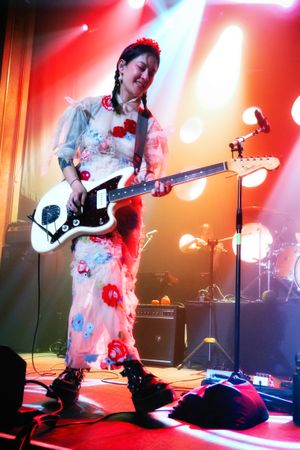 2021년 시애틀의 넵튠 극장(Neptune Theatre)에서 밴드와 함께 라이브 공연을 하는 자우너