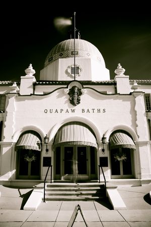 핫스프링스의 유명한 "배스하우스 로우(Bathhouse Row)"에 있는 콰포 배스하우스