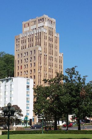 메디컬 아트 빌딩이 센트럴 애비뉴를 내려다보고 있다.