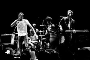 2010년 뉴욕시 Bowery Ballroom에서 Childish Gambino로 공연하는 글로버