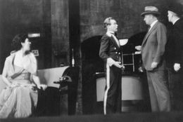 1934년 브로드웨이 연극 《작은 기적》에서 체이스(왼쪽)