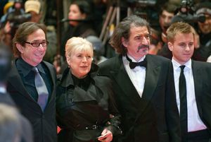 프리미어 공개 당시 (왼쪽부터) 샘 가르바르스키, 마리앤 페이스풀, 미키 마노일로비치, 케빈 비숍.