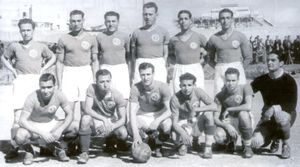 라시드 세힐리 (오른쪽에서 세 번째, 1954년에 팀을 관리했다.)