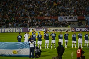 라멜라(오른쪽에서 네 번째)가 2013년 우루과이와의 경기에서 아르헨티나 선수들과 함께 서 있다.