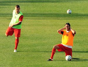 마르틴 슈크르텔과 아퀼라니가 리버풀과 로마의 경기 전 몸을 풀고 있다.