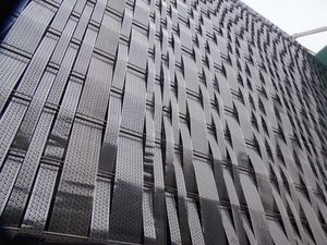 구멍 뚫린 스테인리스강으로 덮인 외관