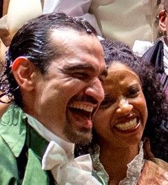 골즈베리(오른쪽)는 해밀턴 의상 차림으로 출연