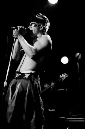 1985년 11월 필라델피아에서 레드 핫 칠리 페퍼스와 함께 공연하는 앤서니 키디스