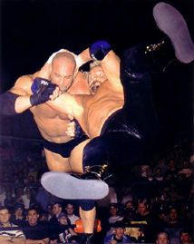 페이지가 골드버그에게 다이아몬드 커터를 시전하고 있다.