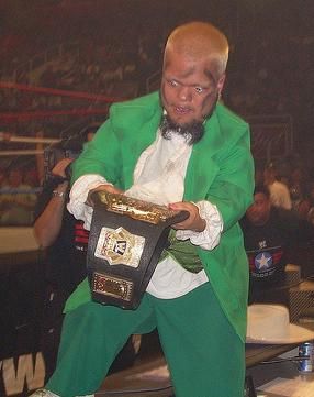 혼스워글은 WWE 크루저웨이트 챔피언십의 마지막 보유자였다.