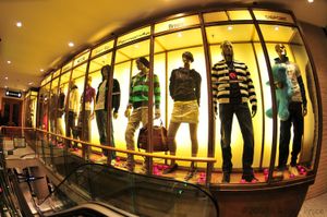 2004년까지 남성은 자신의 의류의 69%를 직접 구매했다 (소매 분석가 마셜 코헨(Marshal Cohen)의 말).