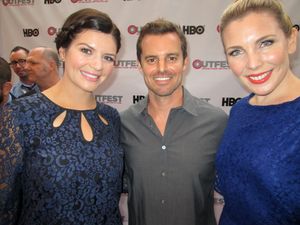 윌슨(왼쪽, 32세)과 주운 다이앤 라파엘(오른쪽)이 아웃페스트 영화제(2013)에서 Ass Backwards 감독 크리스 넬슨과 함께.