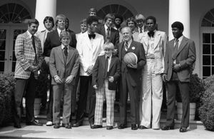 나이트(가장 왼쪽에 있는 사람)와 1976년 전국 챔피언 후지어스 선수들이 백악관에서 제럴드 포드 대통령과 만나는 모습