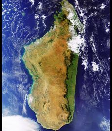 마다가스카르 동쪽의 산맥은 섬 서부에 비 그늘을 제공한다.