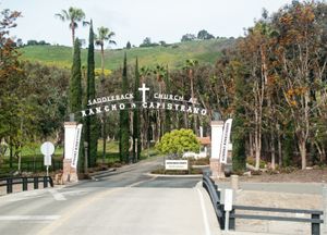 샌 후안 카피스트라노에 있는 새들백 교회 랜초 카피스트라노 캠퍼스로 가는 진입로