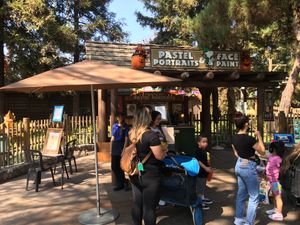 캠프 스누피 북쪽 끝에 있는 초상화 예술가와 얼굴 페인팅.