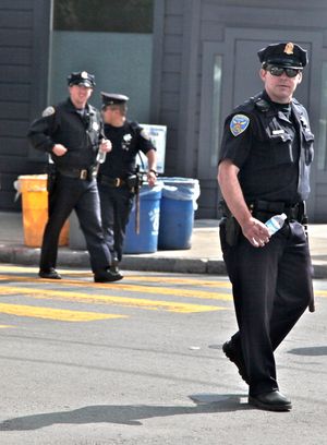 미션 지구의 시위 현장에 있는 SFPD 경찰관들