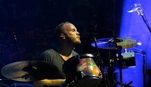 챔피언이 2011년 7월 [[후지 록 페스티벌]]에서 드럼을 치고 있는 모습