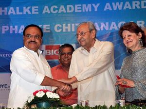 2010년 다다사헤브 팔케상에서 프란이 당시 마하라슈트라 주 부총리(왼쪽)로부터 환대를 받고 있는 모습