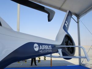 H160 테일, 복엽 안정기, 경사형 페네스트론 및 로터 팁