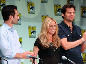 네스토 카보넬, 세라 미셸 겔러와 폴라하가 2011년 샌디에이고 코믹콘에서 Ringer 패널에 참석하고 있다.