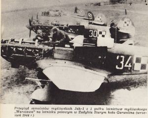 1944년 9월 스타레 자디비의 제1 폴란드 전투기 연대 비행장에서 정비 중인 Yak-9