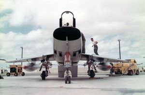 타원형 공기 흡입구를 보여주는 F-100D