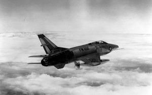 노스아메리칸 RF-100A가 비행하는 모습, 노스럽 F-89 스콜피온(53-2600)의 AF 일련 번호로 표시됨