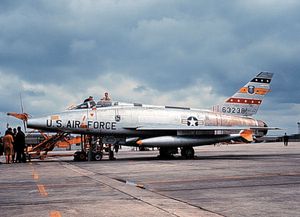 417전술비행대대(TFS), 50전술전투비행단(TFW)의 F-100D (1965년 1월 이후, 버즈 넘버가 칠해져 있음)