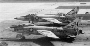 VT-23에서 나온 초기 생산 "짧은 노즈" F11F와 후기 "긴 노즈"