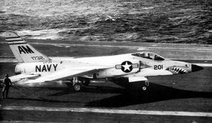 1957년 레인저에 착륙하는 VF-21의 F11F-1