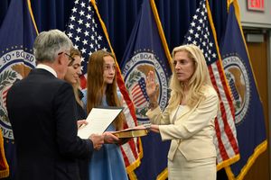 2022년 5월 제롬 파월에 의해 연방준비제도 부의장으로 선서하는 브레이너드