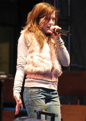 에이미 다이아몬드가 2006년 핀란드 헬싱키 캄피 쇼핑 센터 개막식에서 노래하고 있다.