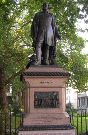 "북서 항로의 발견자" – 런던 워털루 플레이스에 있는 매튜 노블의 1866년 프랭클린 조각상에 새겨진 문구. 이는 논쟁의 여지가 있거나 과장된 주장으로 여겨지기도 한다.